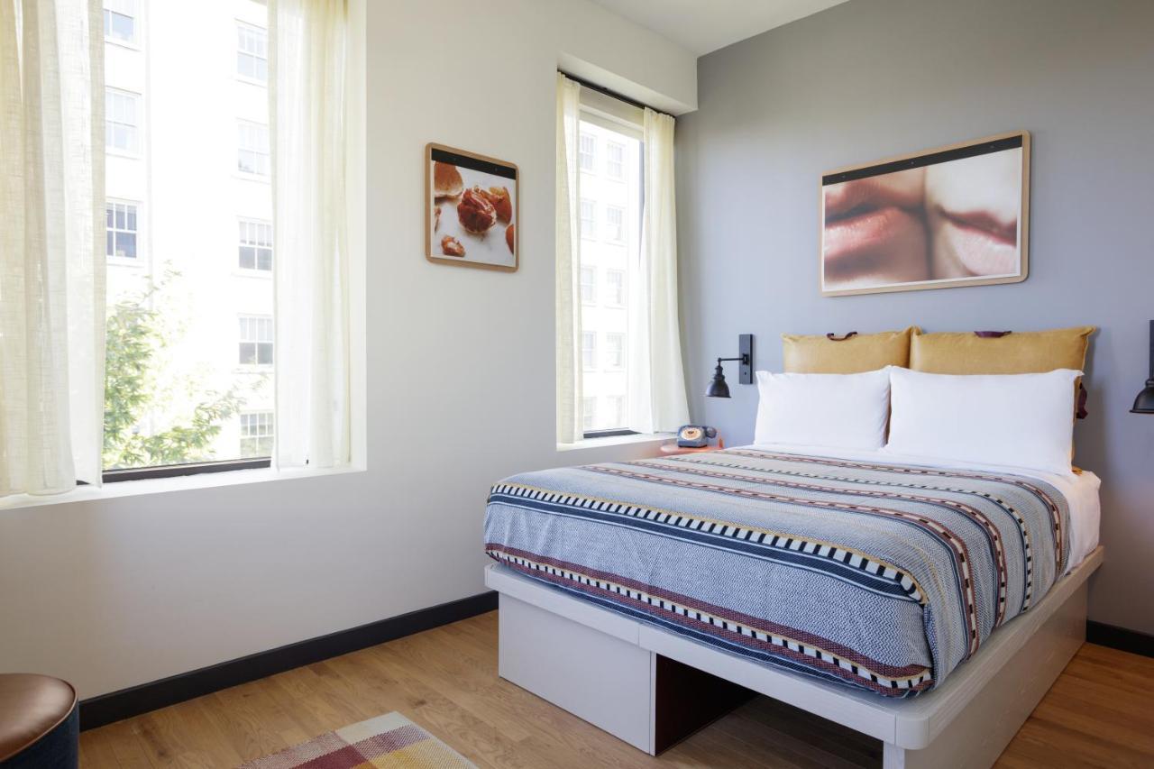 Moxy Richmond Downtown Hotel Room photo