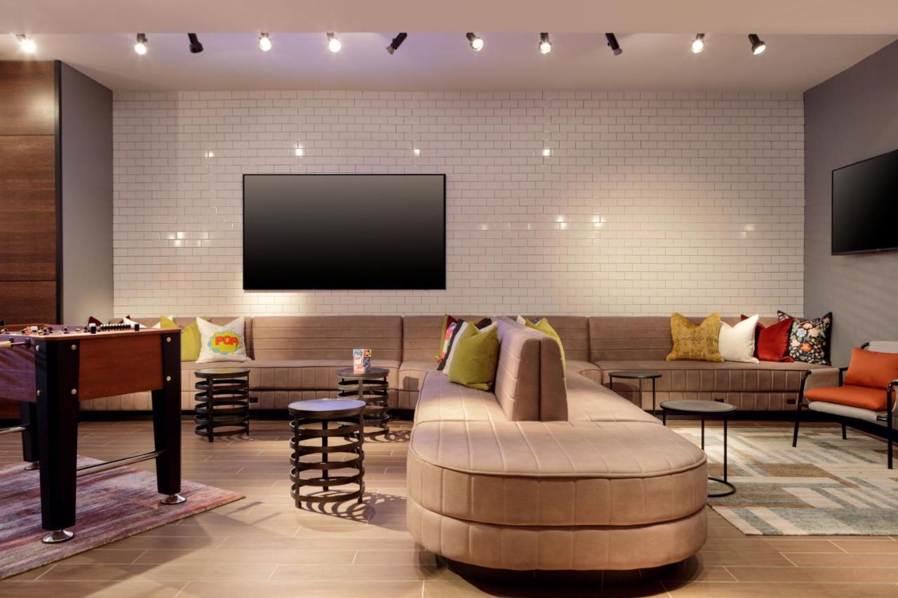 Moxy Richmond Downtown Hotel Exterior photo