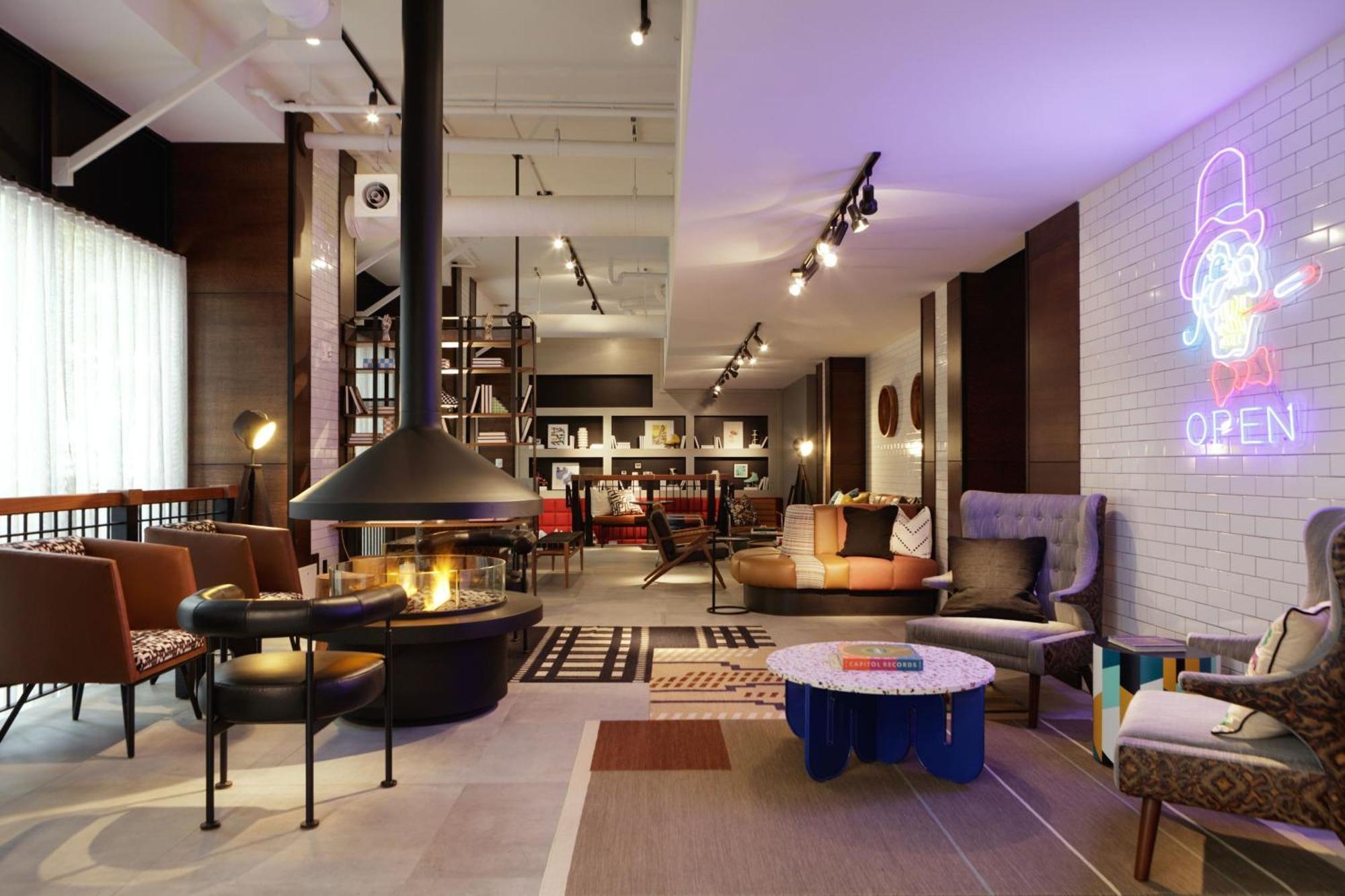 Moxy Richmond Downtown Hotel Exterior photo
